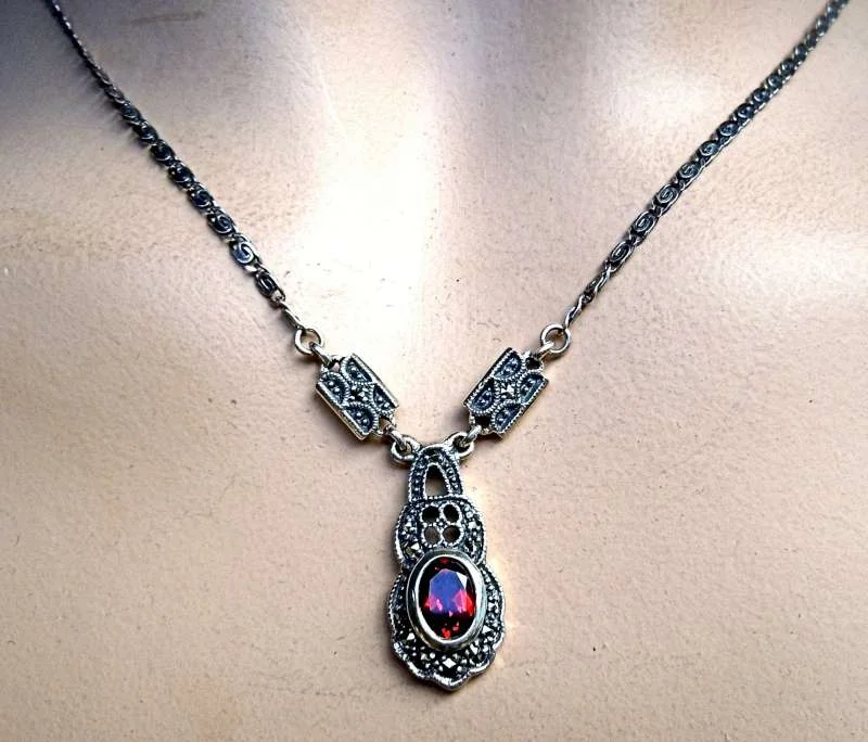 Zierliches Jugendstil Silber Collier mit Granat und Markasiten