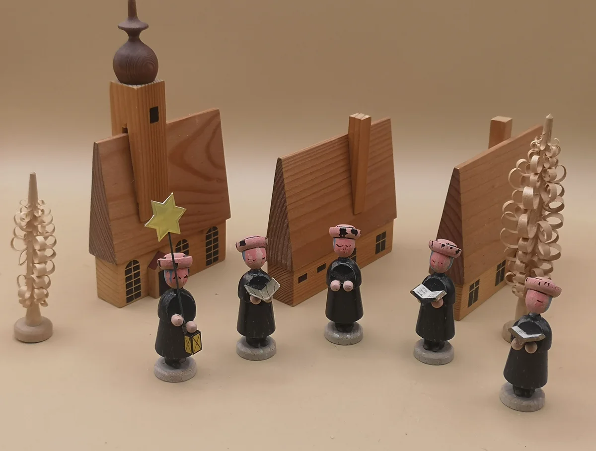 Kurrende-Gruppe mit Kirche & Häusern – VERO Olbernhau 70er Jahre – Erzgebirge Sternsinger Set