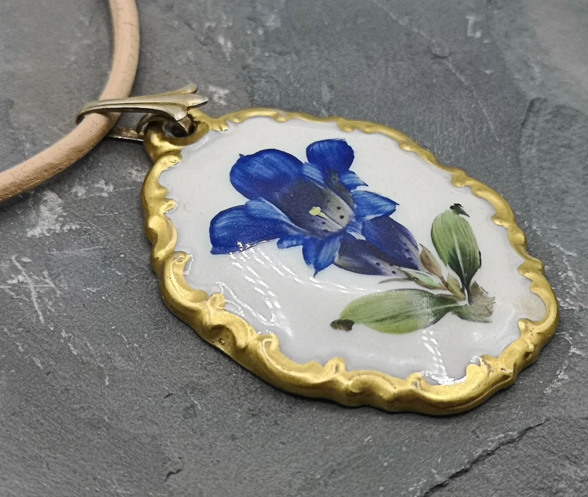 Rosenthal Trachtenanhänger Enzian handgemalt 50er Jahre