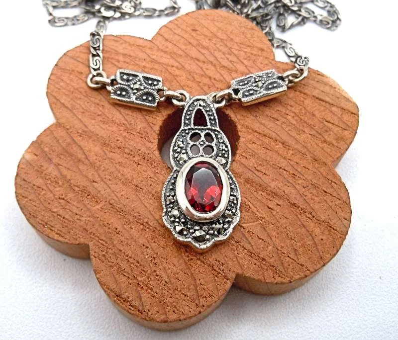Zierliches Jugendstil Silber Collier mit Granat und Markasiten
