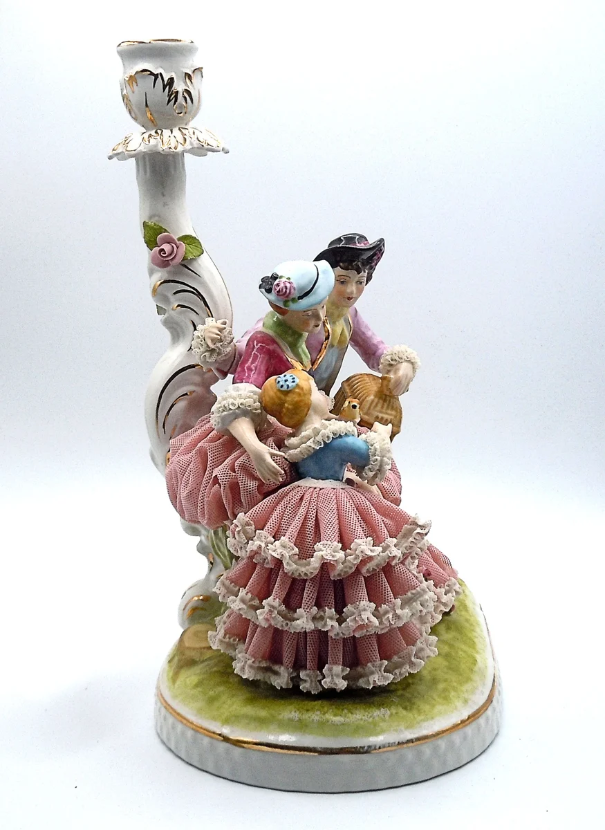 Elegante Rokoko-Porzellanfamilie mit Kerzenhalter – Detailreiches Sammlerstück, 32 cm hoch