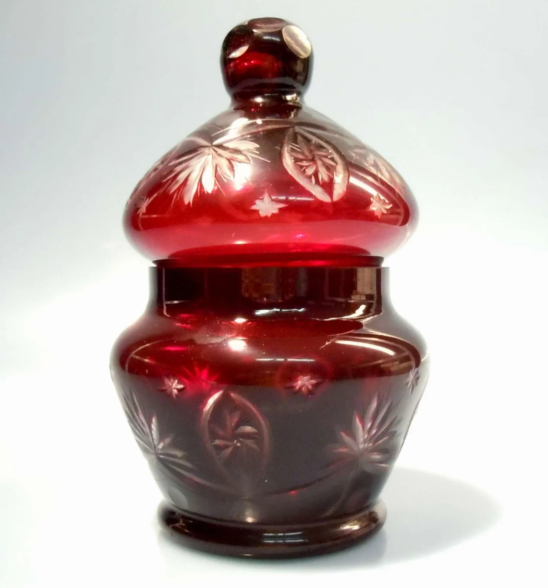 Rubinglas Bonboniere mit feingeschliffenem Dekor um 1920