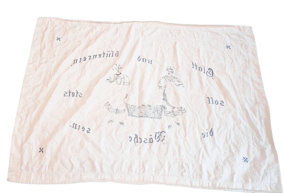 Antikes besticktes Leinentuch „Spruchtuch“ – Weiß mit blauer Stickerei, 73x100 cm