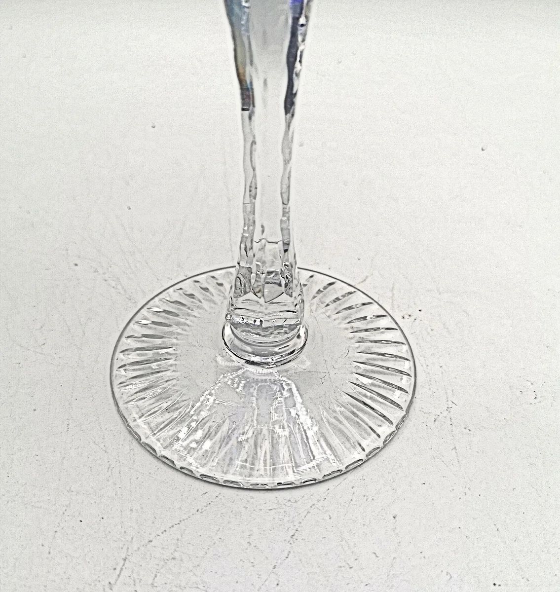 Antikglas Weinglas aus den 30er  Jahren  handgeschliffen mit Traubendekor
