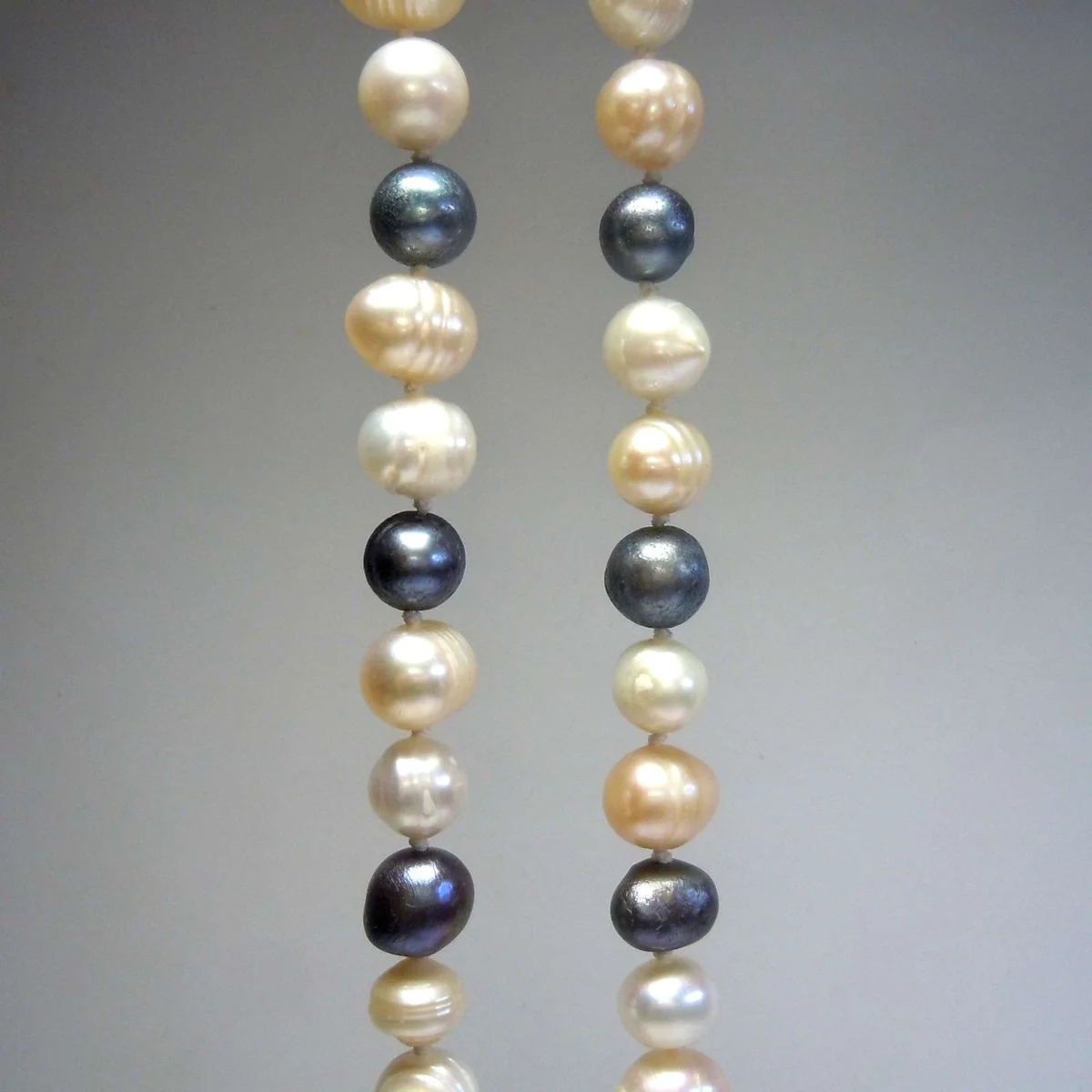 Langes Süßwasserperlen Collier 140 cm – Weiße, Apricot & Graue Echte Perlenkette