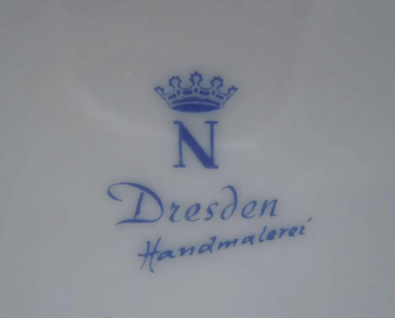 Edle Dresden-Porzellanvase mit bunter Handmalerei & Goldrand – 20. Jahrhundert, Krone-N-Marke