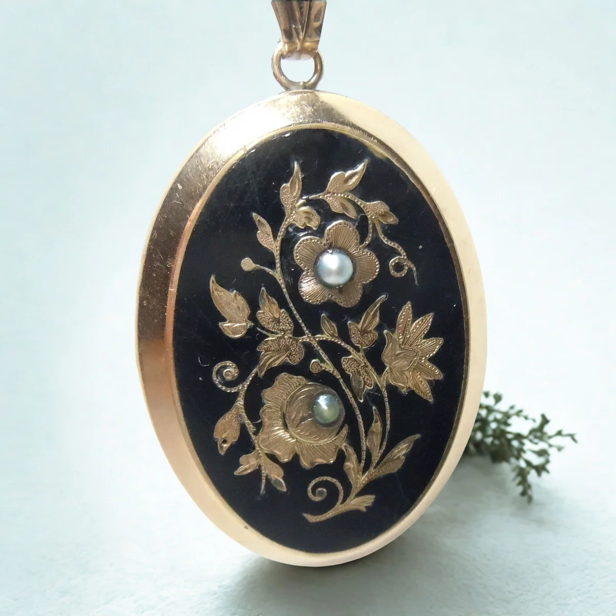 Biedermeier Blütenanhänger & Brosche aus Silber – Schwarze Emaille mit Saatperlen
