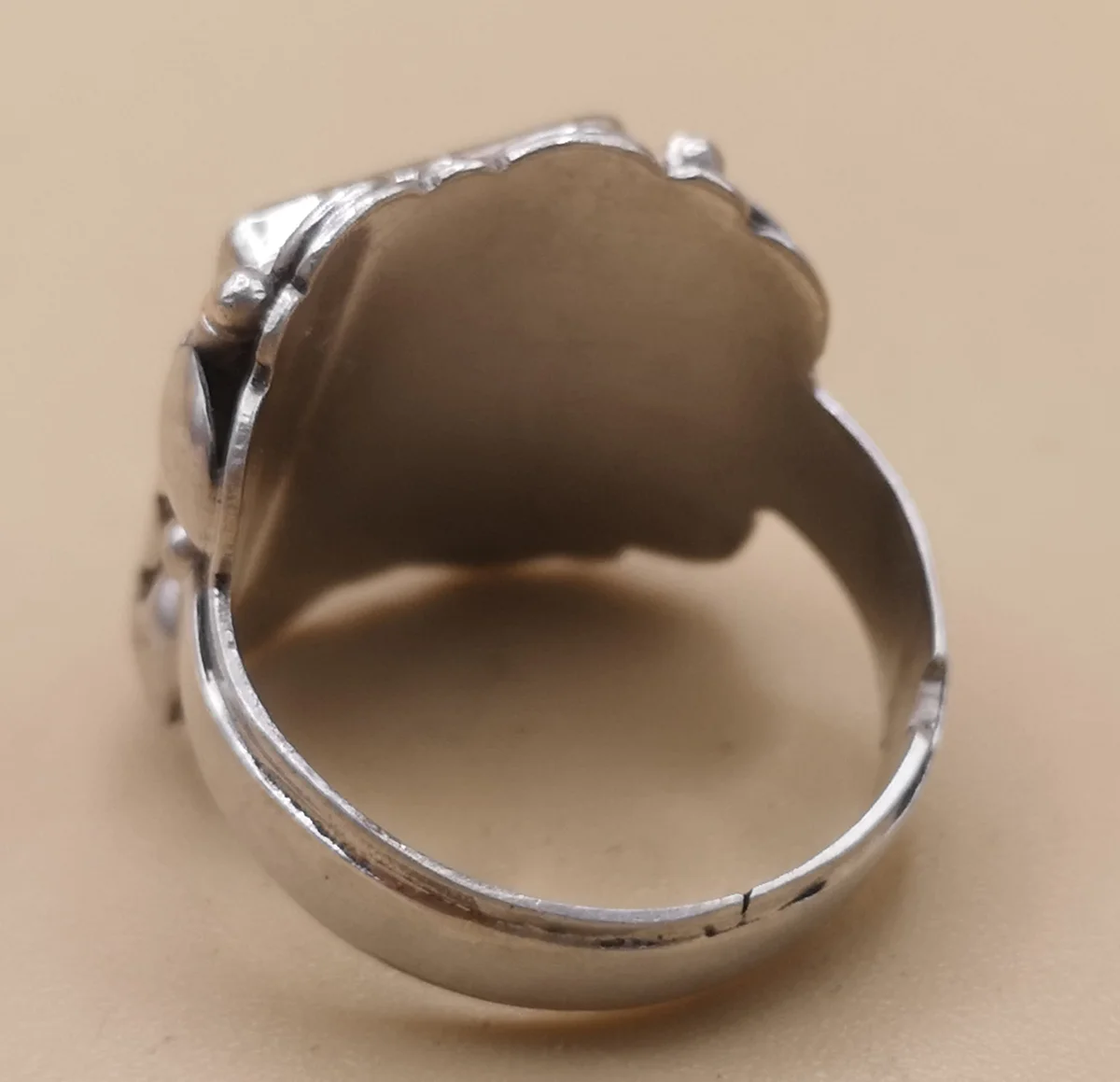 Schwerer Jugendstil Siegelring aus Silber mit Onyx & Monogramm H.R. – um 1900/1910 – RG 63