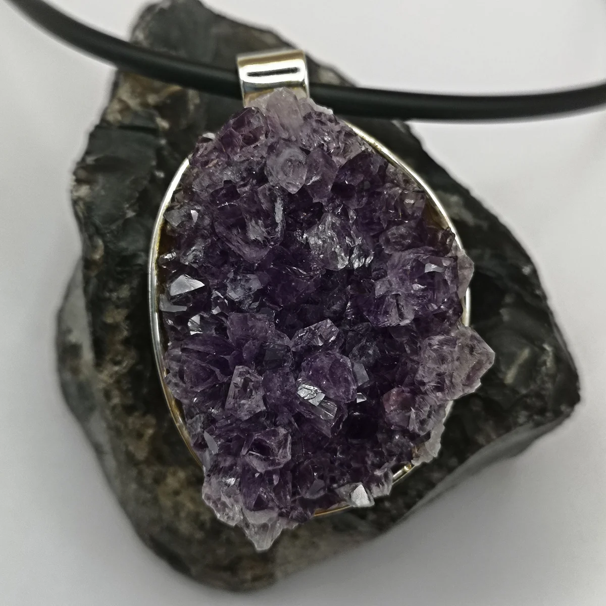 Amethyst Anhänger Naturform 925 Silber – Rohstein mit Naturkautschuk Band 45 cm
