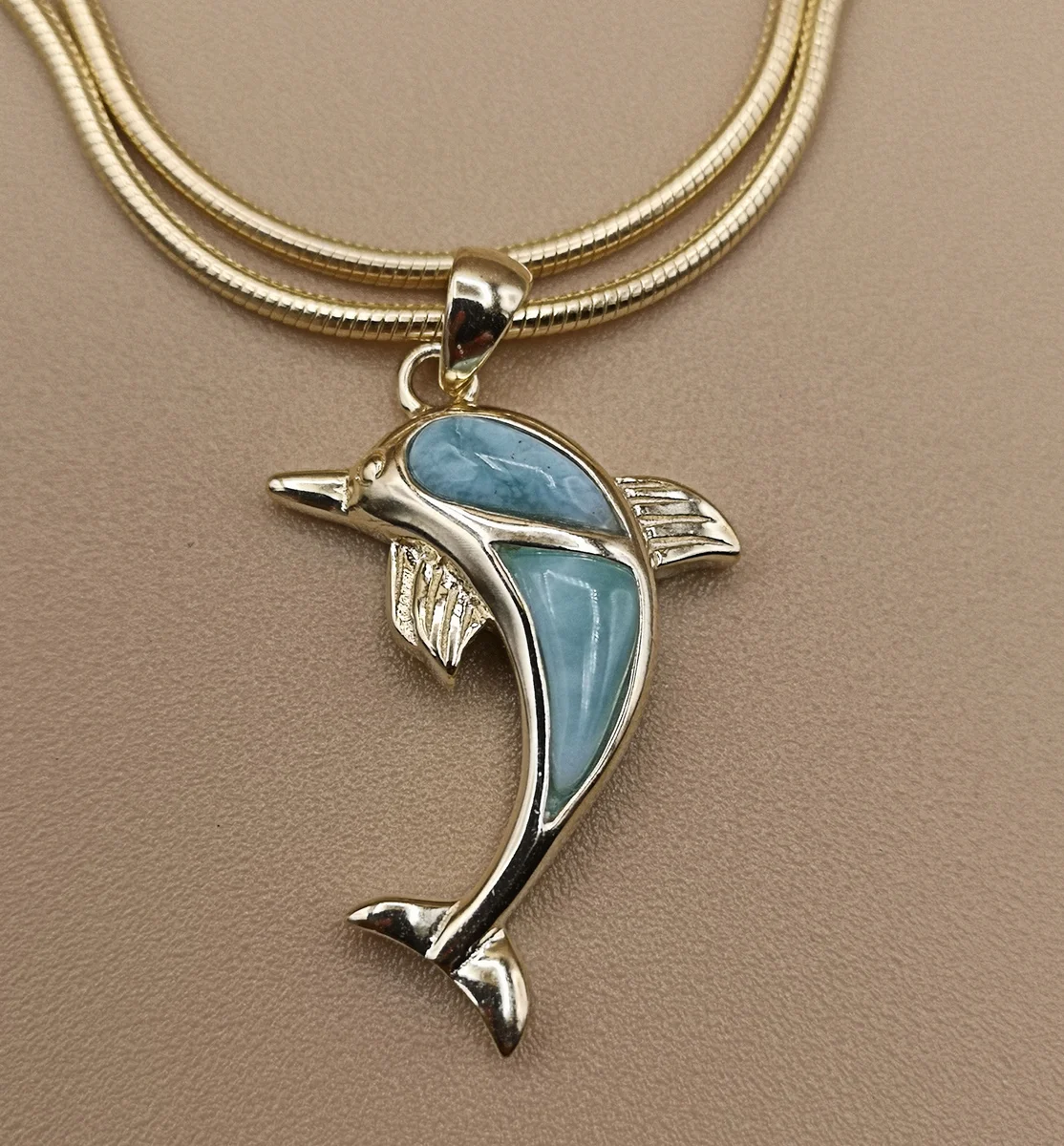 Karibischer Larimar Delphin Anhänger an Schlangenkette Silber vergoldet