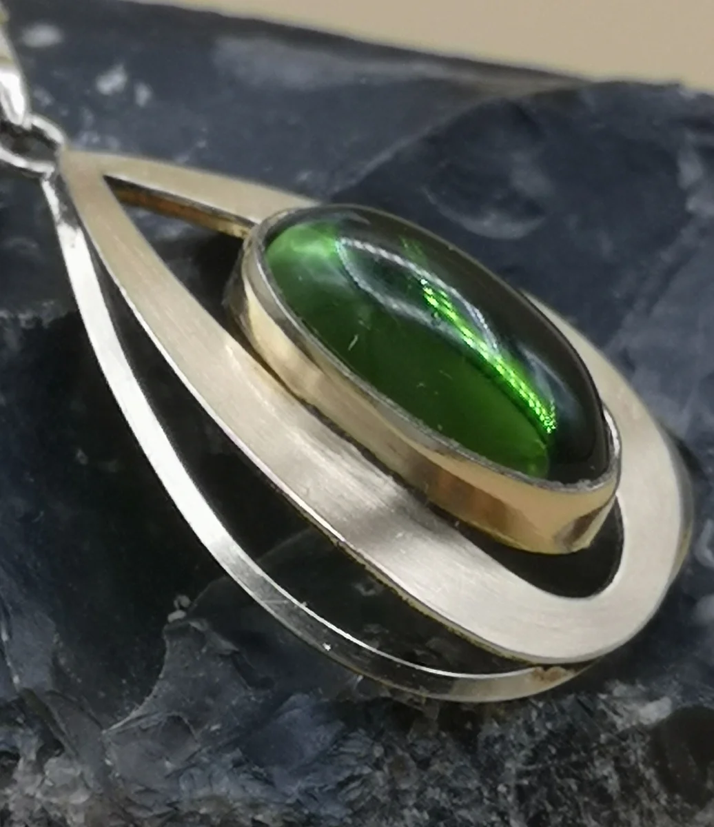 Anhänger mit grünem Stein an Venezianerkette 60er Jahre