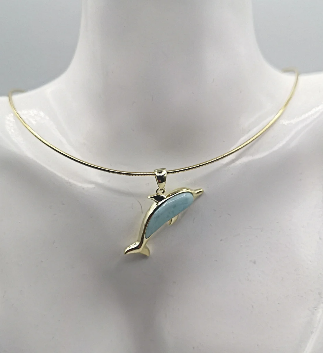 Karibischer Larimar Delphin Anhänger an Schlangenkette Silber vergoldet