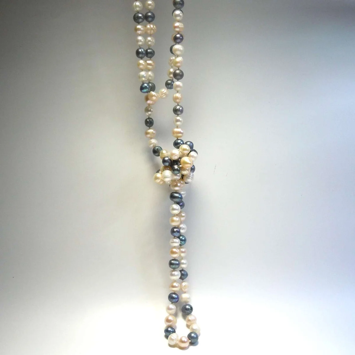 Langes Süßwasserperlen Collier 140 cm – Weiße, Apricot & Graue Echte Perlenkette