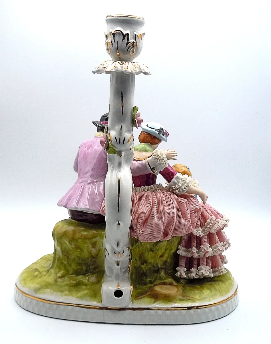 Elegante Rokoko-Porzellanfamilie mit Kerzenhalter – Detailreiches Sammlerstück, 32 cm hoch