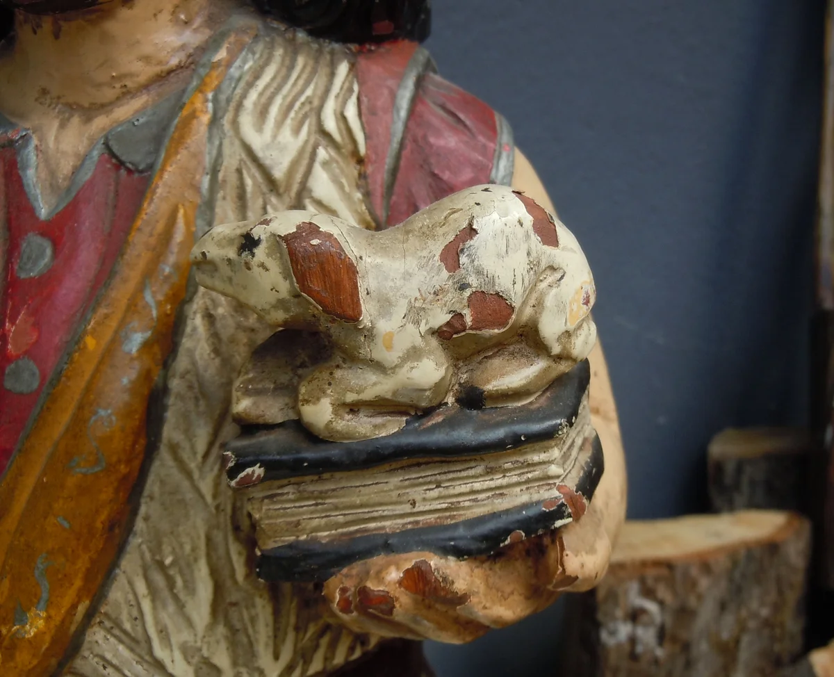 Beeindruckende geschnitzte Holzstatue „Johannes der Täufer“ – Antike polychrome Figur aus dem 19. Jahrhundert