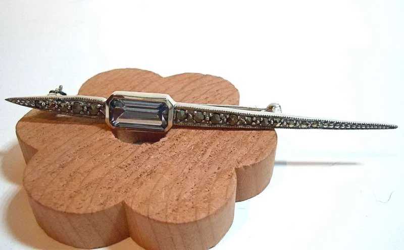 925 Silber ART DECO Aquamarin Stab Brosche / Krawattennadel mit Markasiten