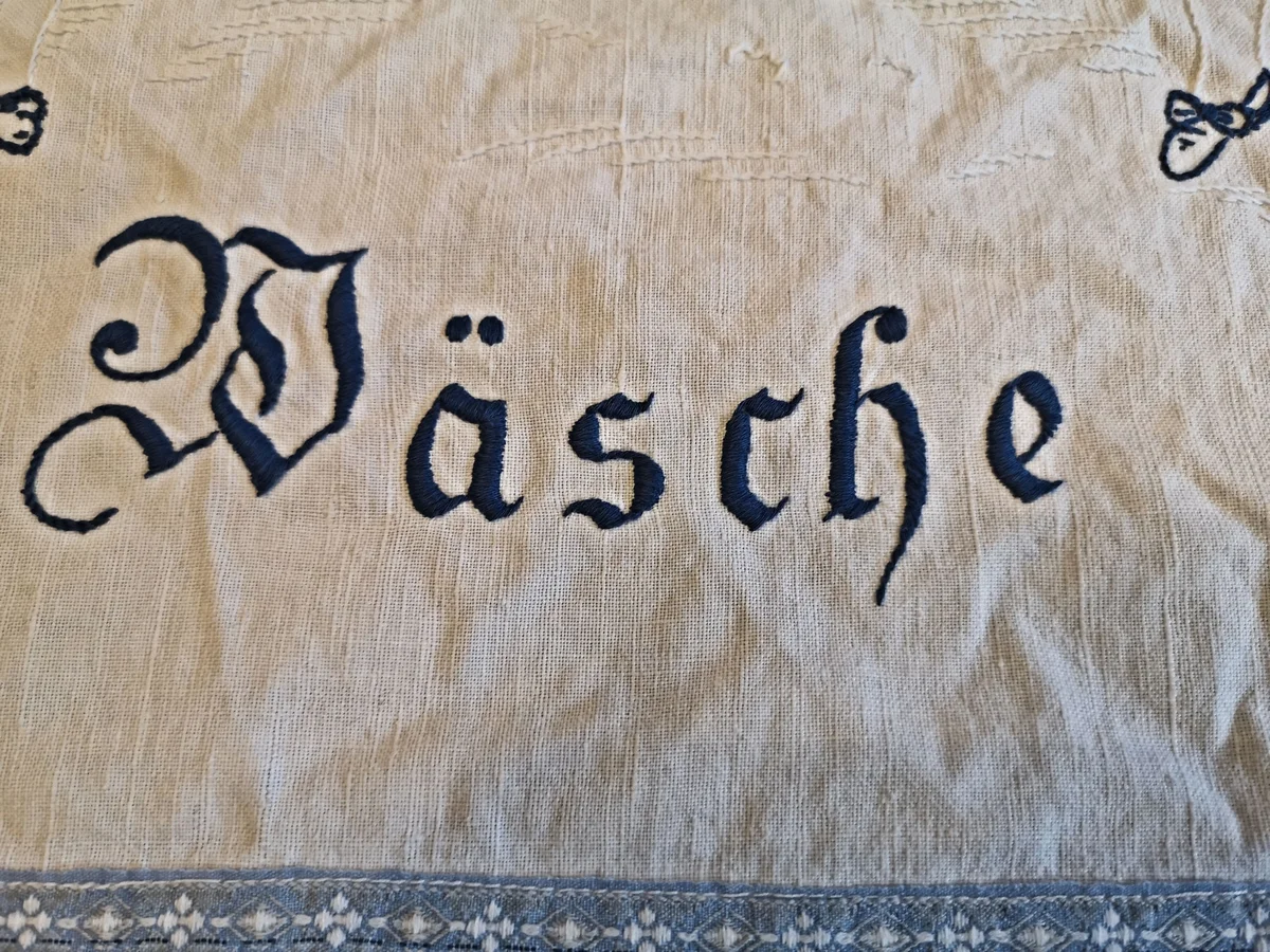 Antikes besticktes Leinentuch „Spruchtuch“ – Weiß mit blauer Stickerei, 73x100 cm