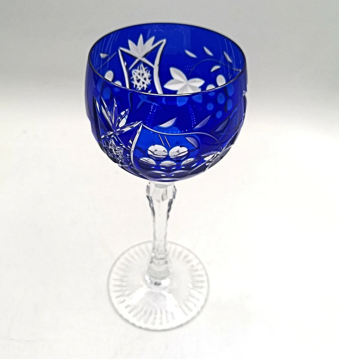 Antikglas Weinglas aus den 30er  Jahren  handgeschliffen mit Traubendekor blau