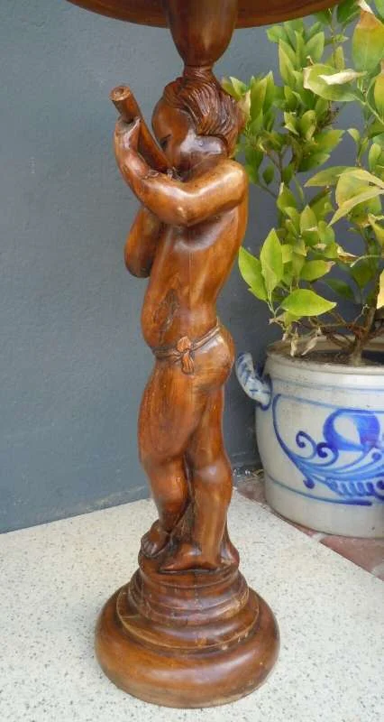Antiker Blumenständer Blumensäule Podest Tischchen Flötenspieler Putte aus Holz