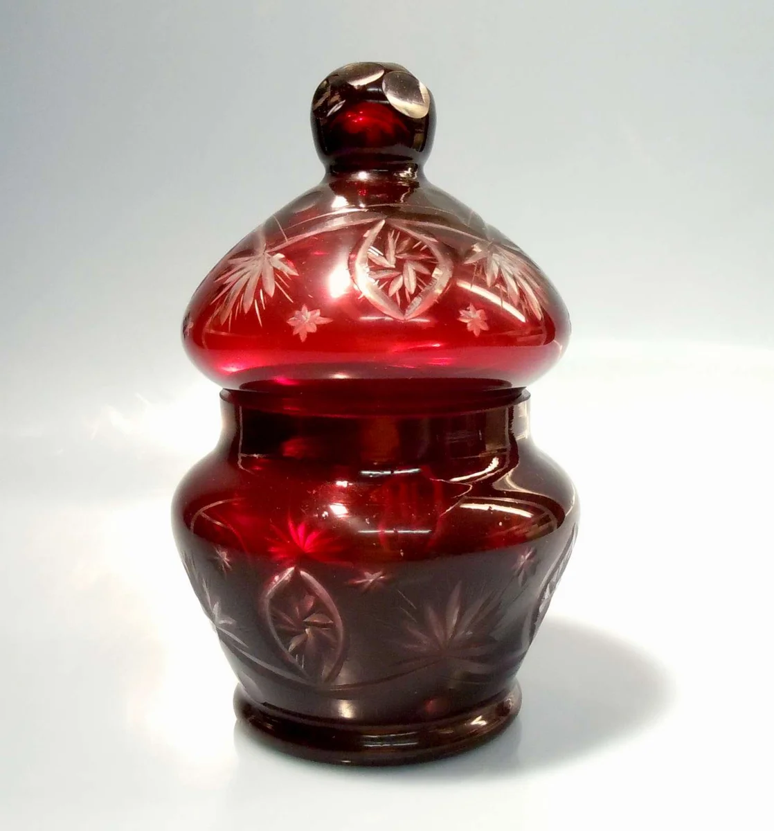 Rubinglas Bonboniere mit feingeschliffenem Dekor um 1920