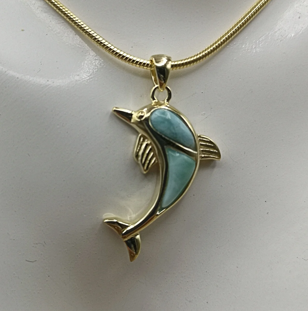 Karibischer Larimar Delphin Anhänger an Schlangenkette Silber vergoldet