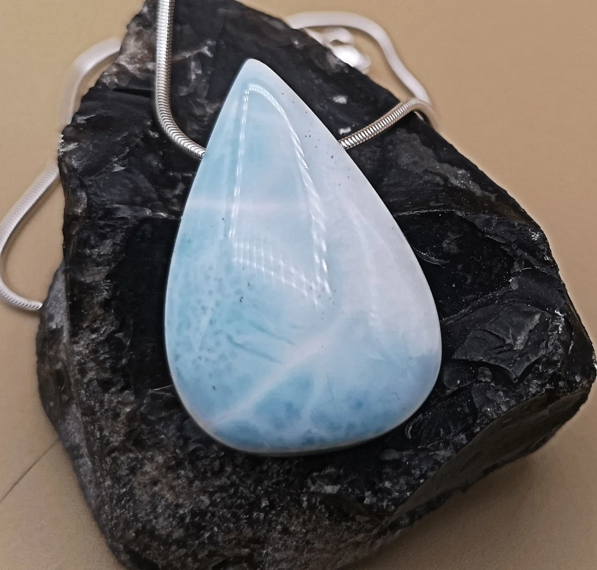 Edler, moderner Larimar Anhänger an 925 Silber Schlangenkette