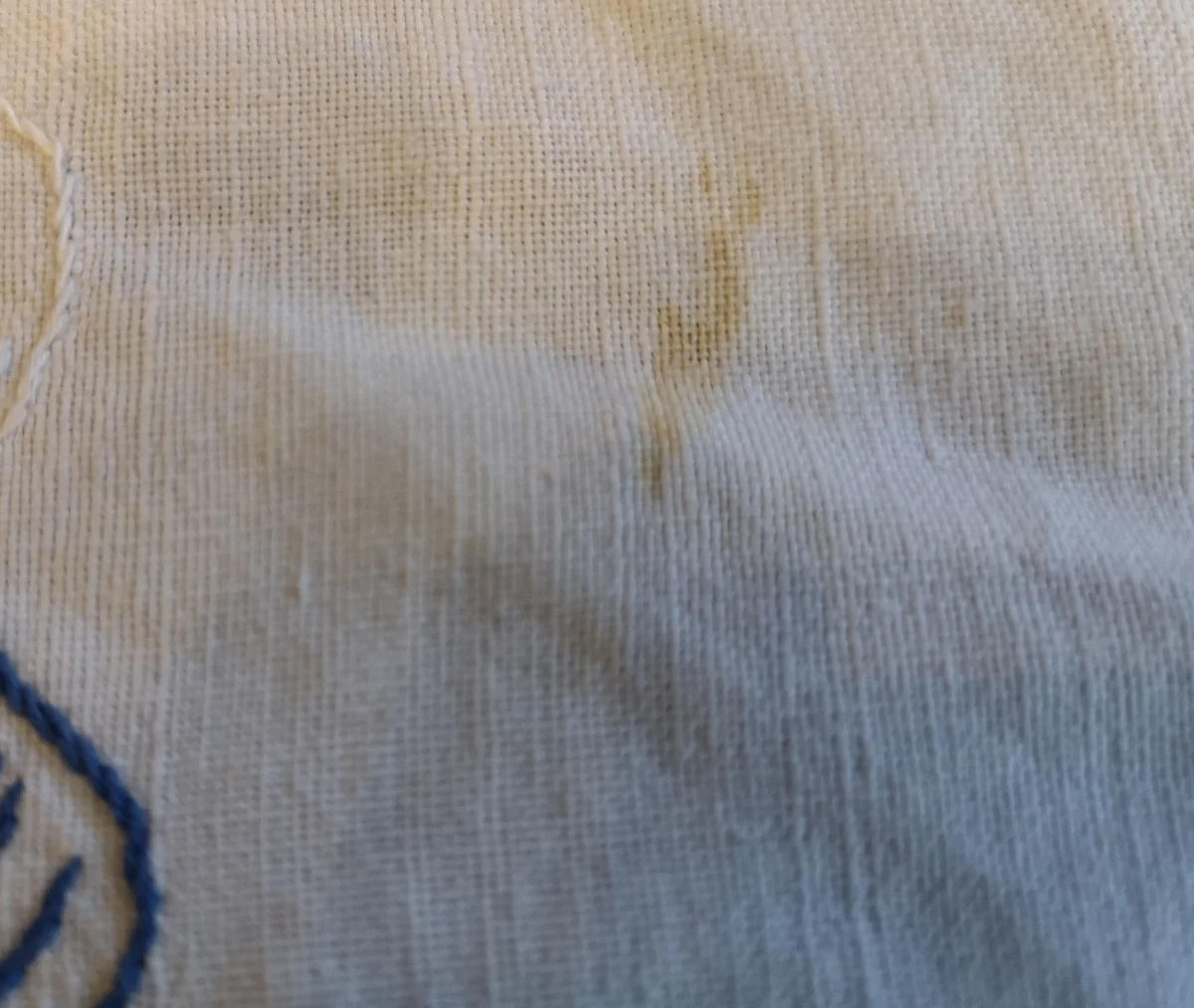 Antikes besticktes Leinentuch „Spruchtuch“ – Weiß mit blauer Stickerei, 73x100 cm