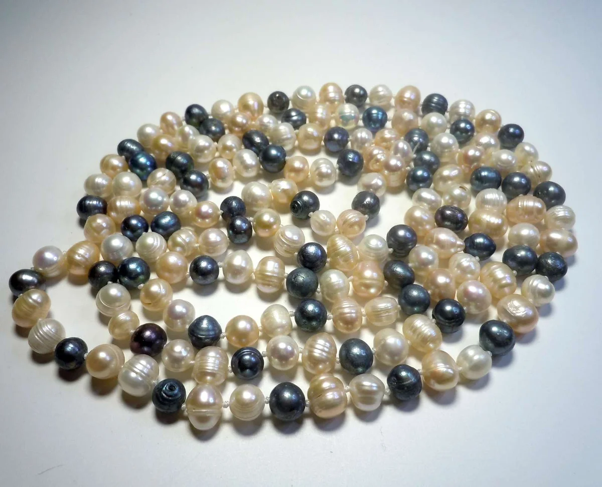Langes Süßwasserperlen Collier 140 cm – Weiße, Apricot & Graue Echte Perlenkette
