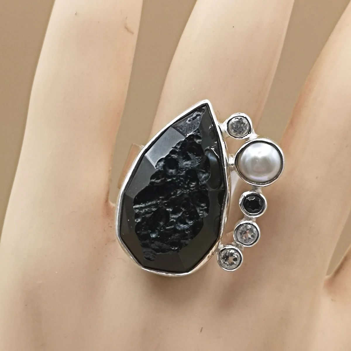 925 Silber Ring mit Tektit, weißem Topas, schwarzem Spinell & Perle – Unikat Größe 59