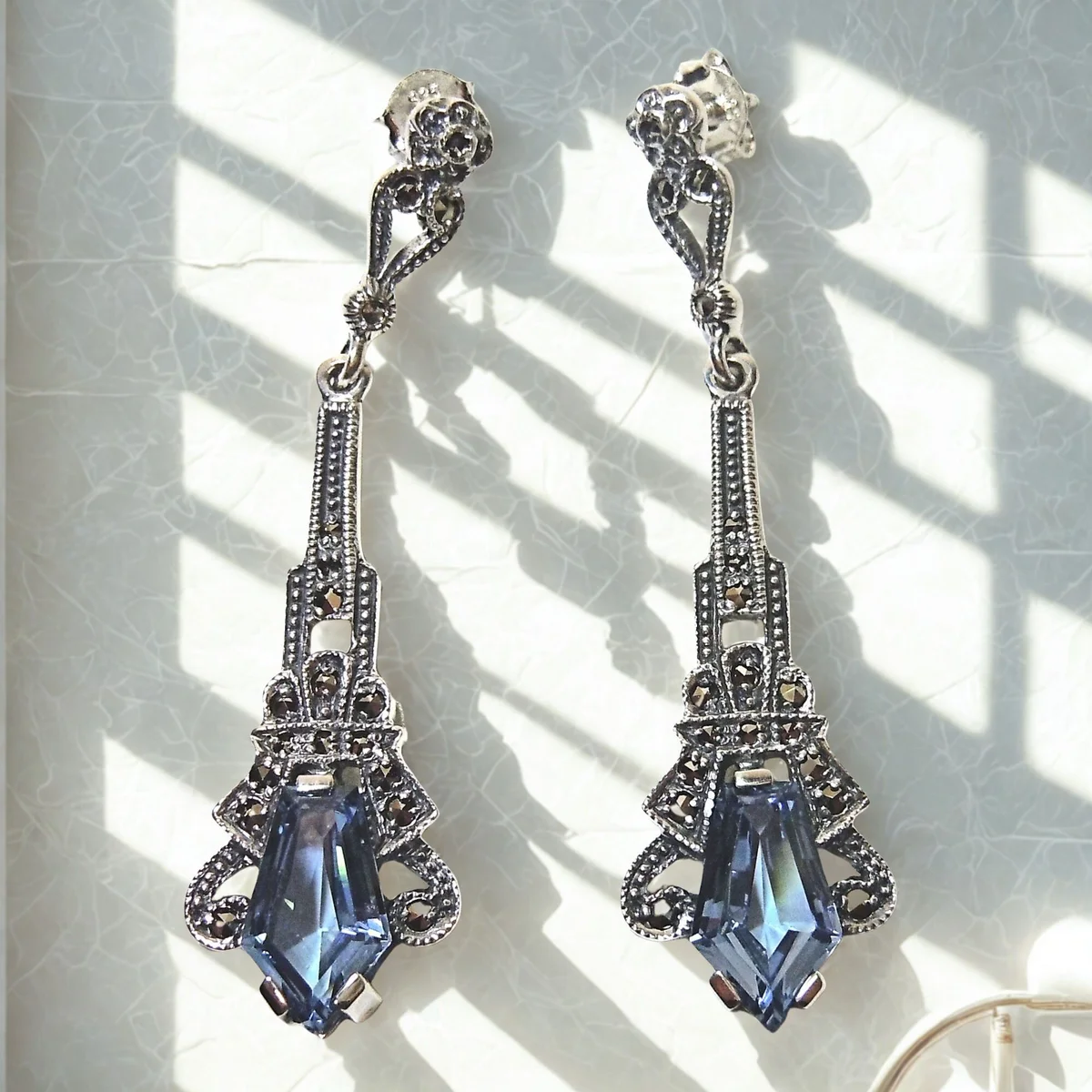 Exklusive ART-DECO Ohrringe aus 925 Sterling Silber mit handgefasstem Aquamarin & Markasiten