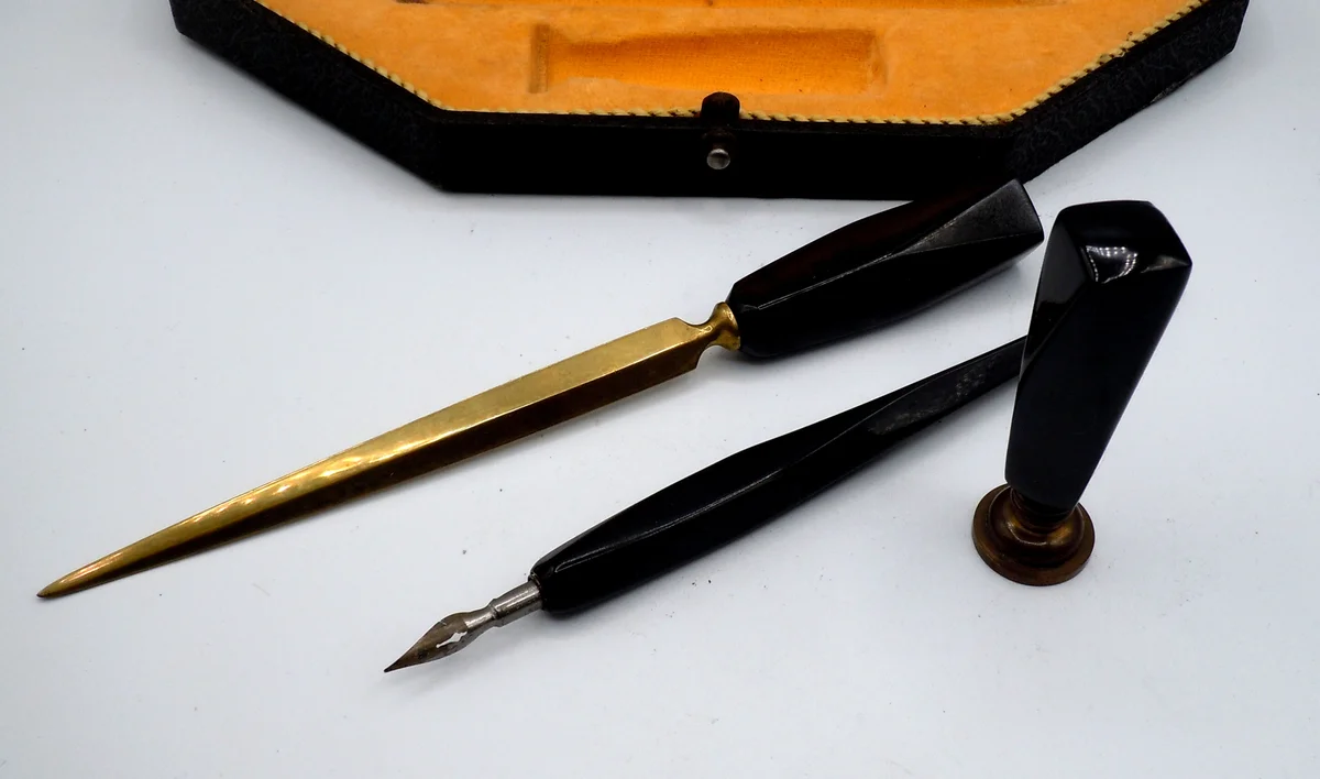 Antikes Schreibset aus Messing & Bakelit im Etui – Federhalter, Petschaft „P F“ & Brieföffner
