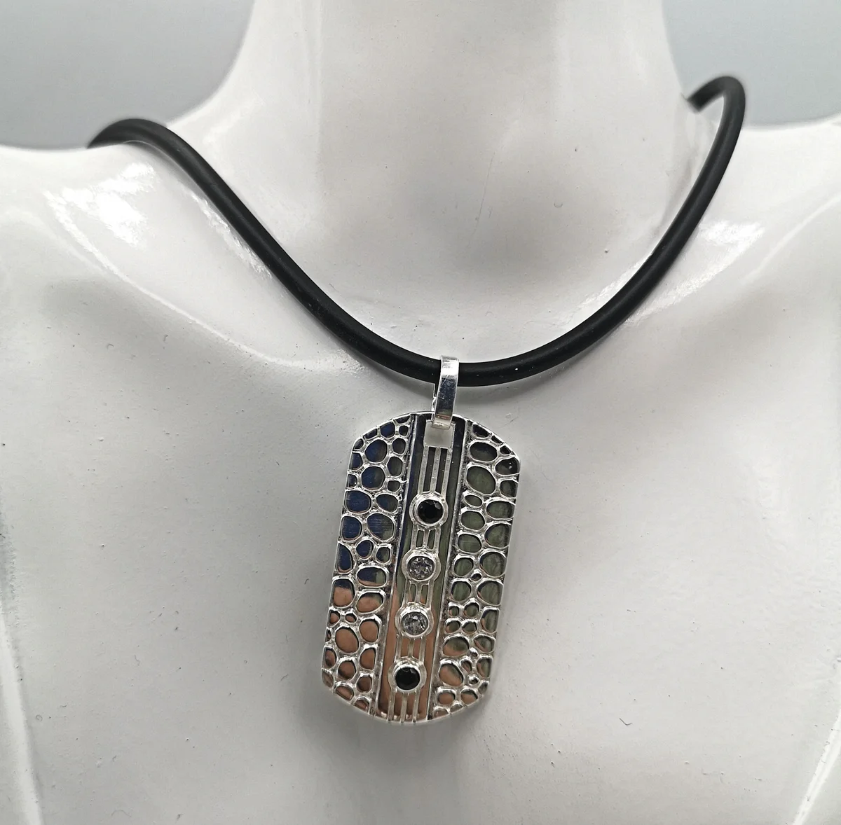 Designer 925 Silber Anhänger Rasierklinge mit Edelsteinen an Kautschukband