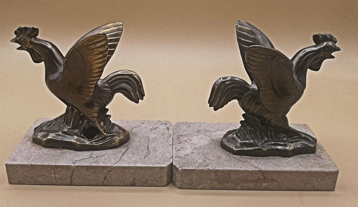 Paar Buchstützen Gockel auf Marmor um 1920