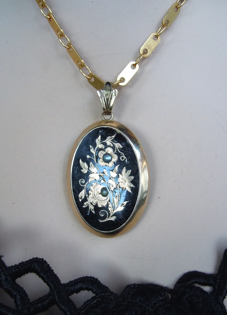Biedermeier Blütenanhänger & Brosche aus Silber – Schwarze Emaille mit Saatperlen