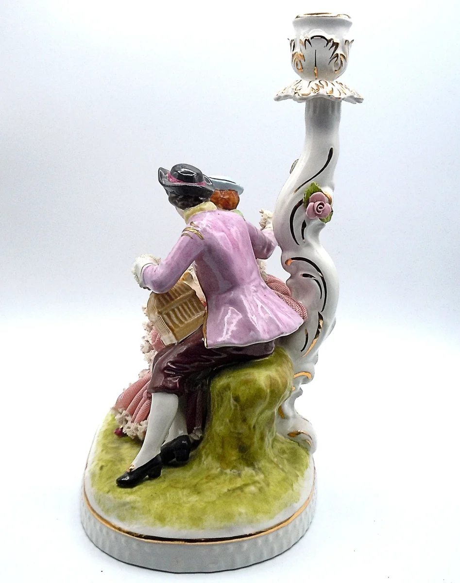 Elegante Rokoko-Porzellanfamilie mit Kerzenhalter – Detailreiches Sammlerstück, 32 cm hoch