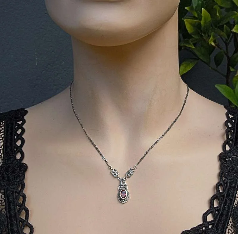 Zierliches Jugendstil Silber Collier mit Granat und Markasiten