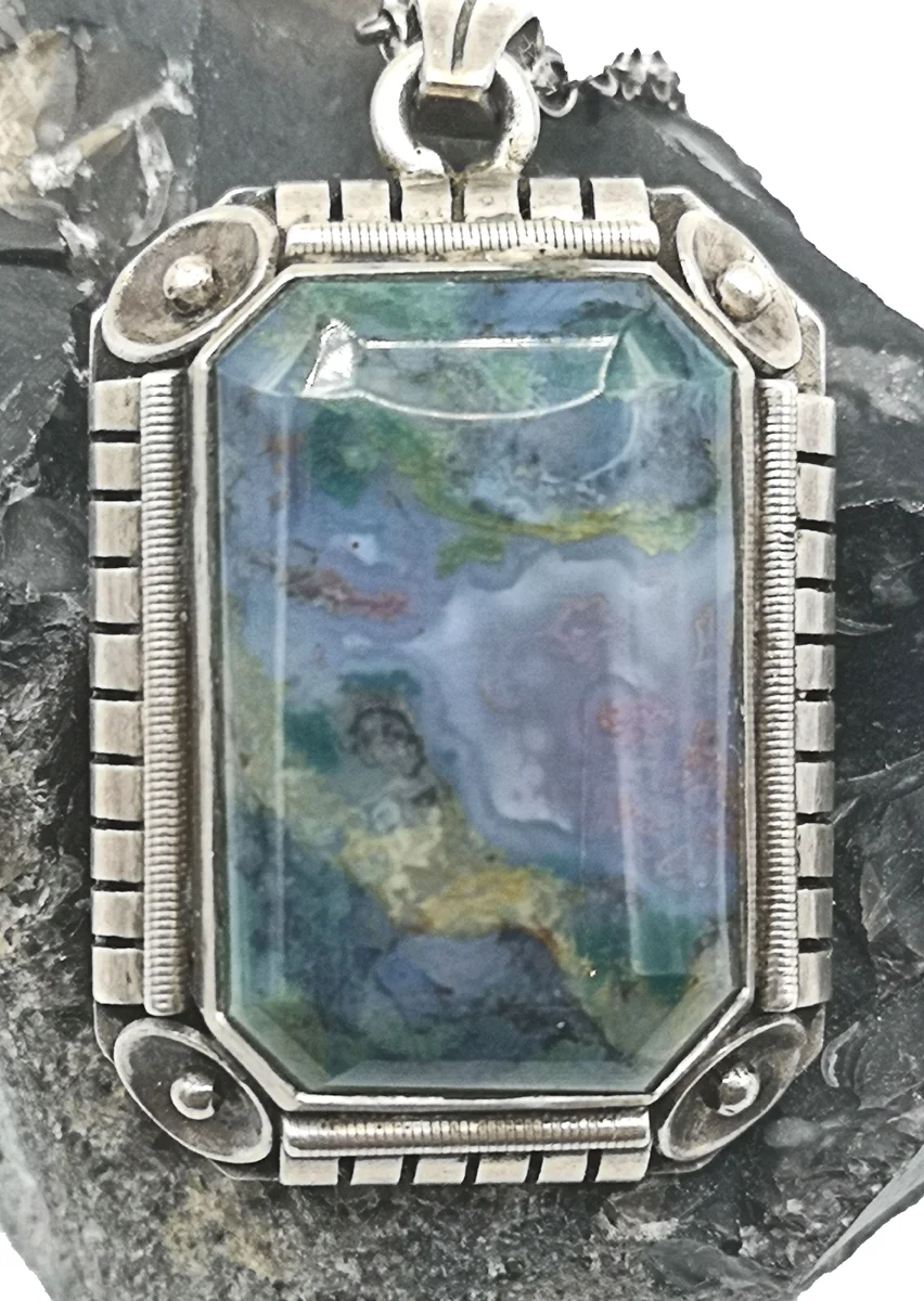 Edler Art-Deco Anhänger mit Moosachat in 830 Silber – Original um 1930 mit neuer 925er Silberkette