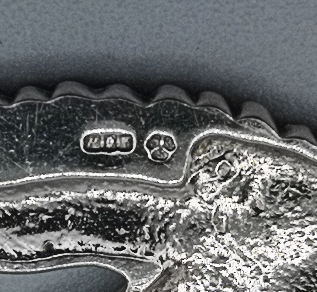 Designer Brosche „Familienzusammenhalt“ aus 925 Sterling Silber – Handgefertigt in Dänemark von Arthur S. Christensen