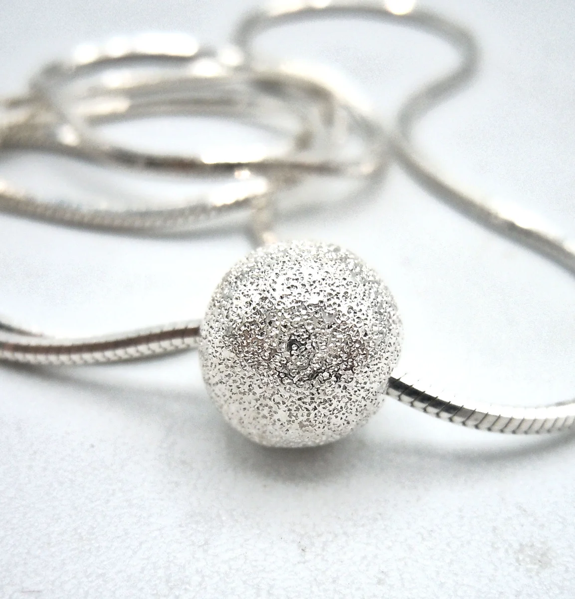 925 Sterling Silber Collier mit mattierter Kugel – Elegante Schlangenkette 41 cm