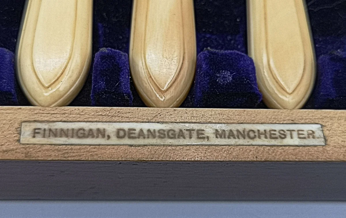 Jugendstil Fischbesteck Set 1906 aus Manchester England – 6 Messer & 6 Gabeln mit Vorlegebesteck