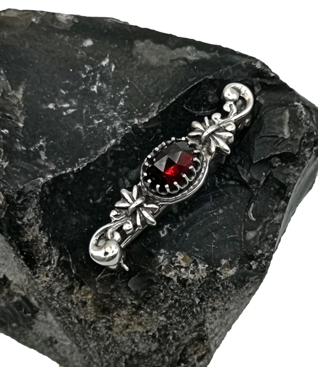 Zierliche Granat Brosche um 1950 aus Silber