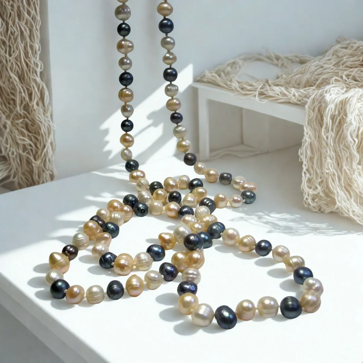 Langes Süßwasserperlen Collier 140 cm – Weiße, Apricot & Graue Echte Perlenkette