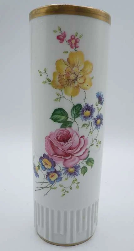 Edle Dresden-Porzellanvase mit bunter Handmalerei & Goldrand – 20. Jahrhundert, Krone-N-Marke