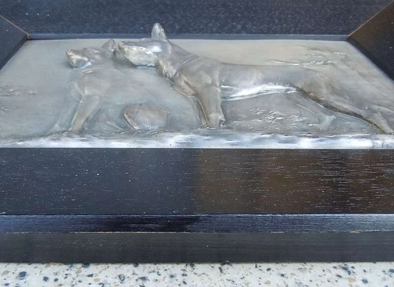 Fritz Diller Hunderelief in Holzrahmen Galvanoplastik Schäferhunde
