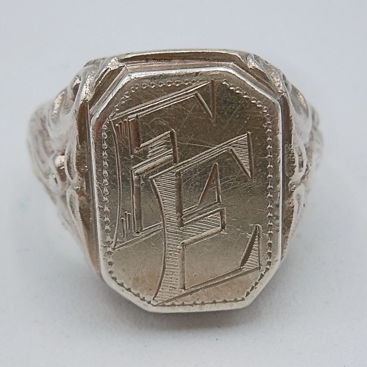Exklusiver antiker Siegelring aus 835 Silber – handgefertigtes Meisterstück mit Monogramm E.E.