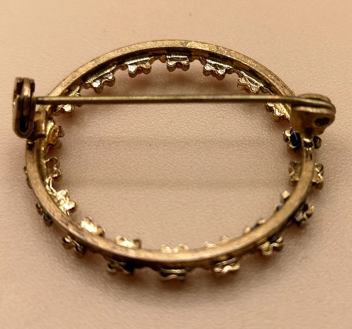 Runde Jugendstil Korallen Brosche vergoldet um 1910