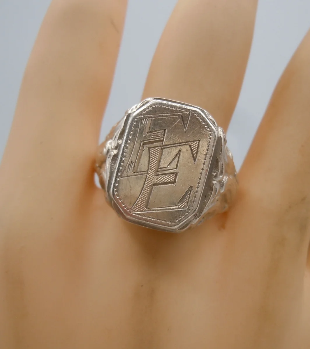 Exklusiver antiker Siegelring aus 835 Silber – handgefertigtes Meisterstück mit Monogramm E.E.