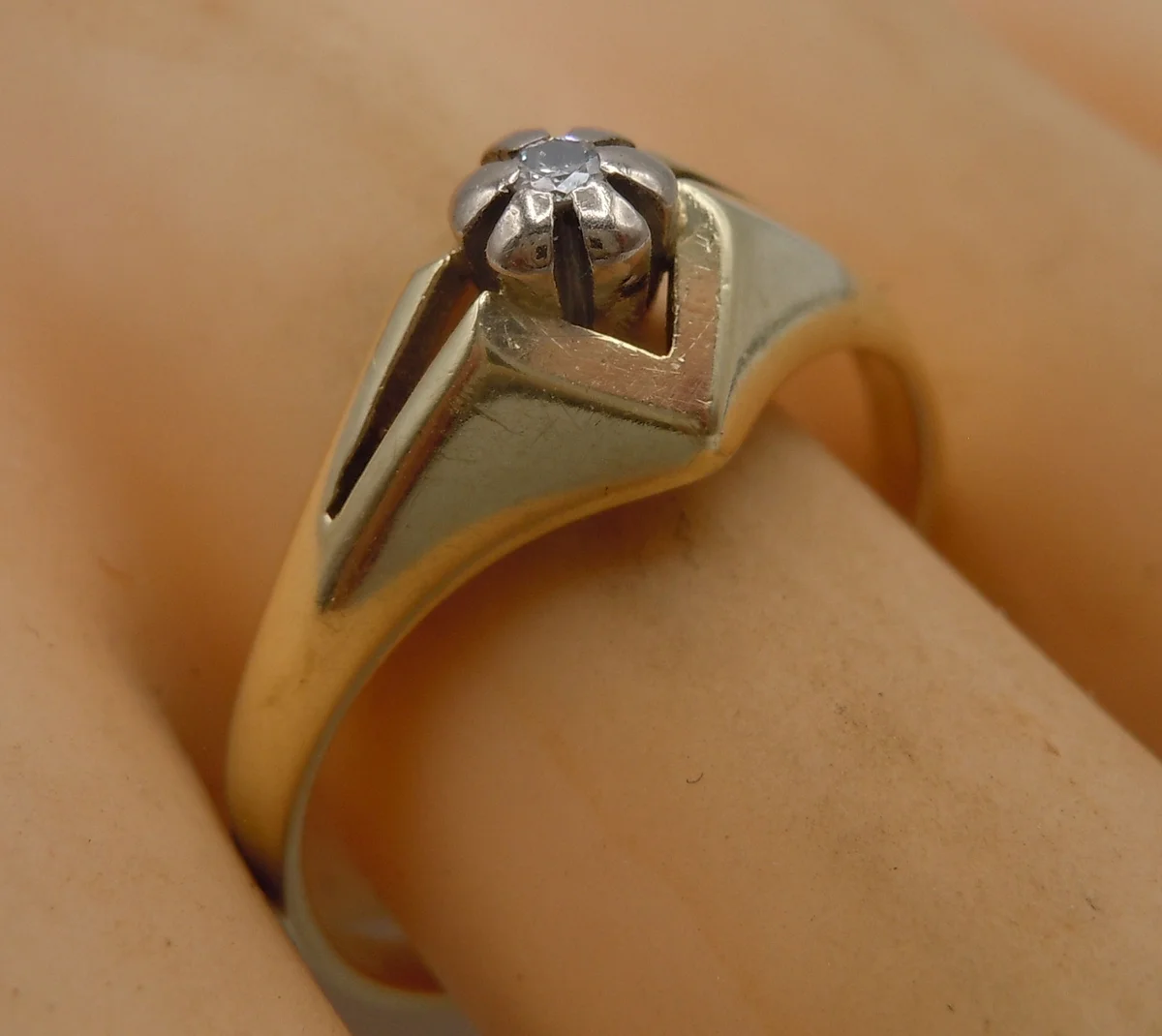 Feiner 585 Gold Ring mit 1 kleinen Diamanten RG 60