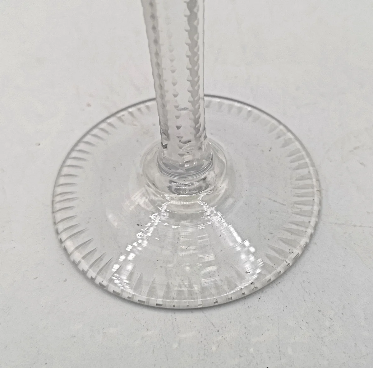 Antikglas Weinglas aus den 30er Jahren handgeschliffen gelbgrün