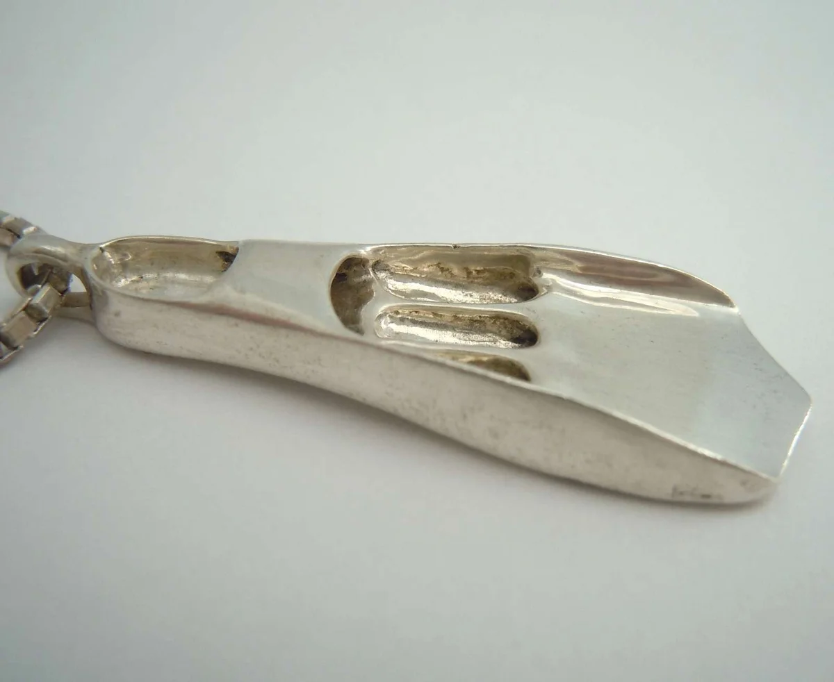 Detailliert gearbeiteter Flossen Taucher Silber Anhänger